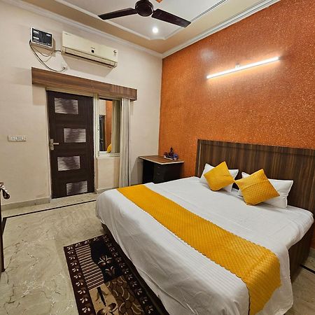 Krishna'S Land Hotel Vrindavan Exterior photo