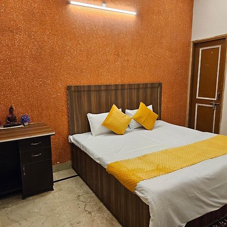 Krishna'S Land Hotel Vrindavan Exterior photo