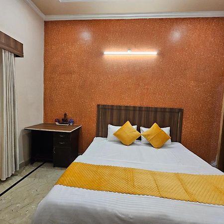 Krishna'S Land Hotel Vrindavan Exterior photo