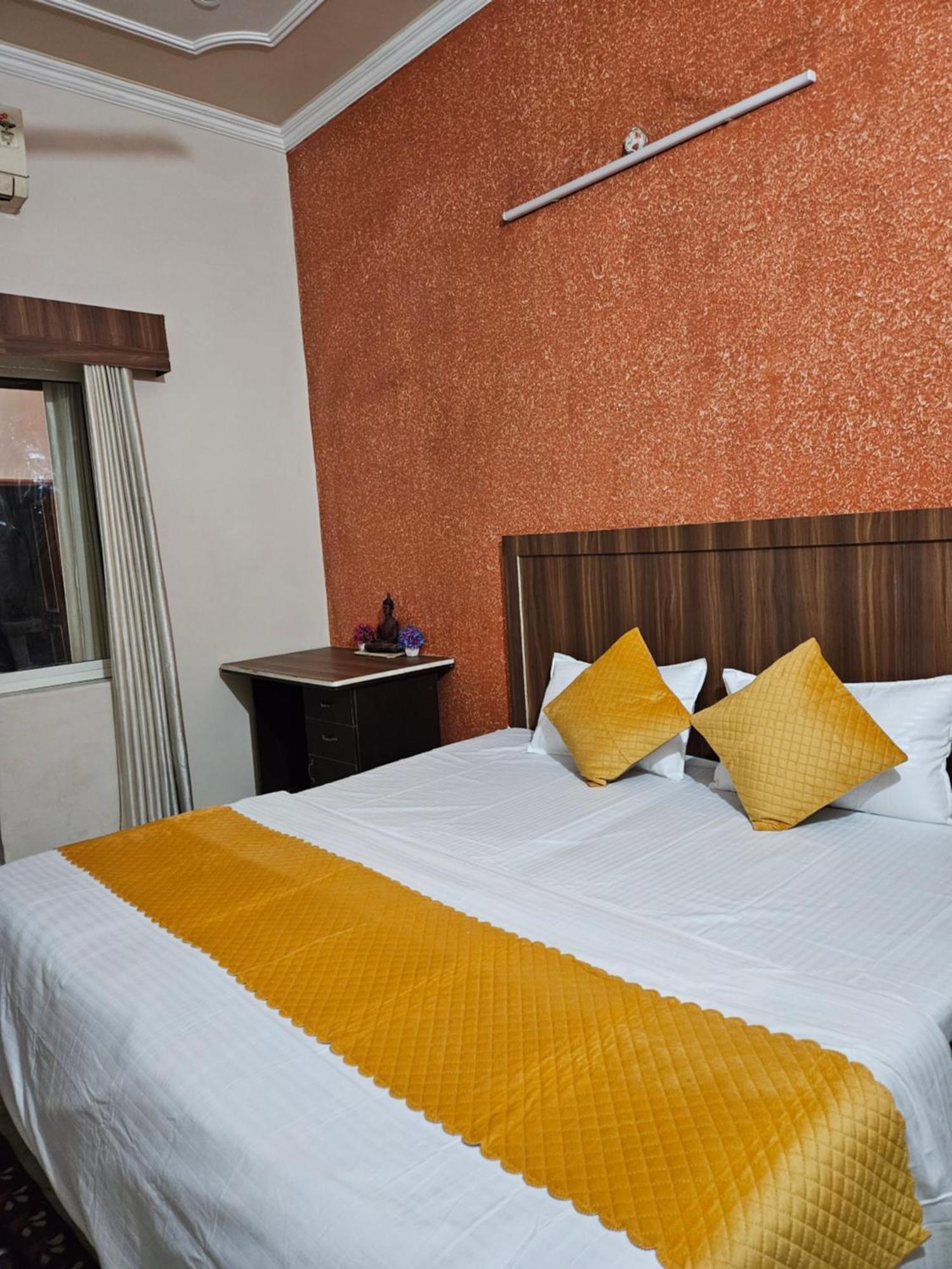 Krishna'S Land Hotel Vrindavan Exterior photo