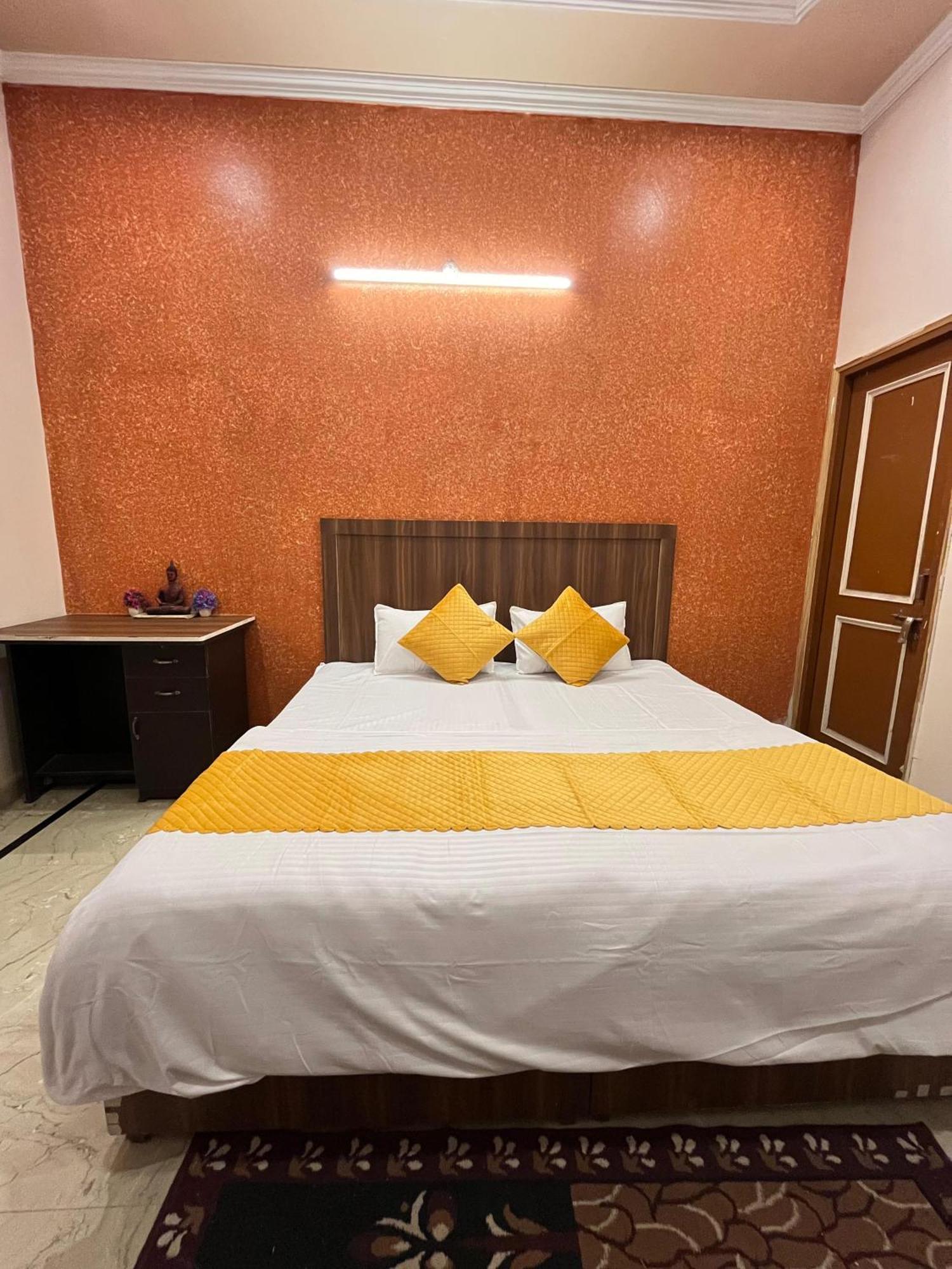 Krishna'S Land Hotel Vrindavan Exterior photo
