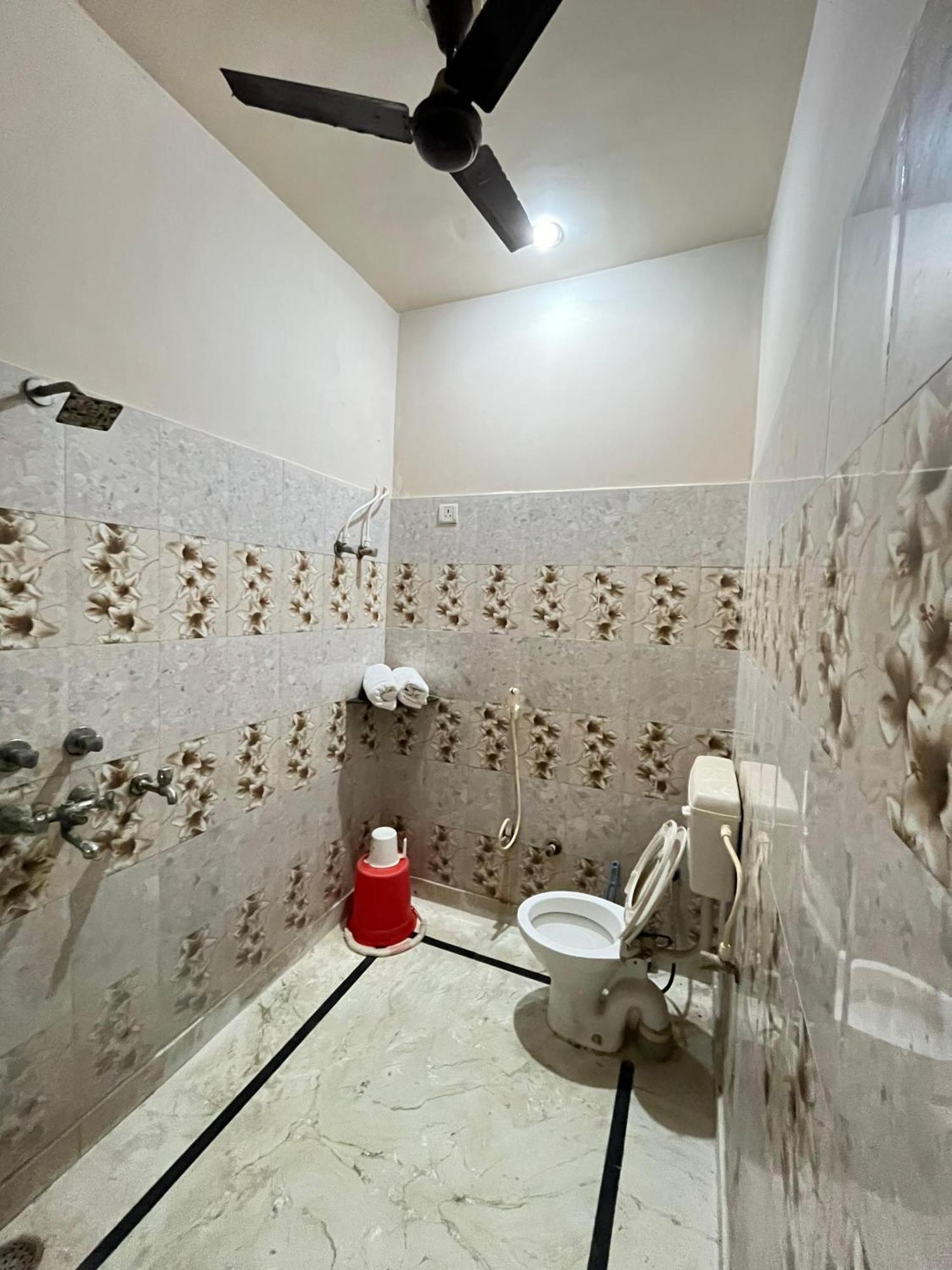Krishna'S Land Hotel Vrindavan Exterior photo
