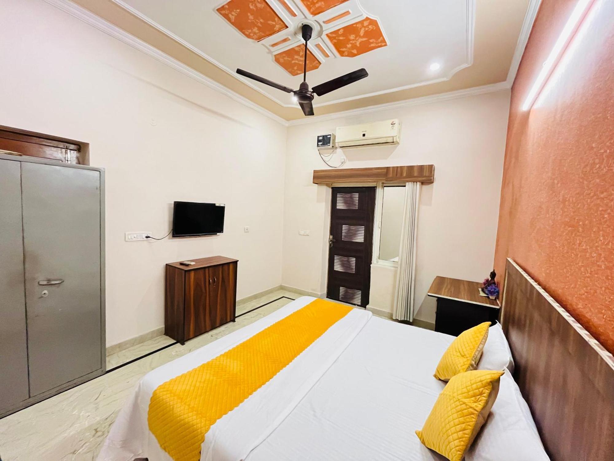 Krishna'S Land Hotel Vrindavan Exterior photo