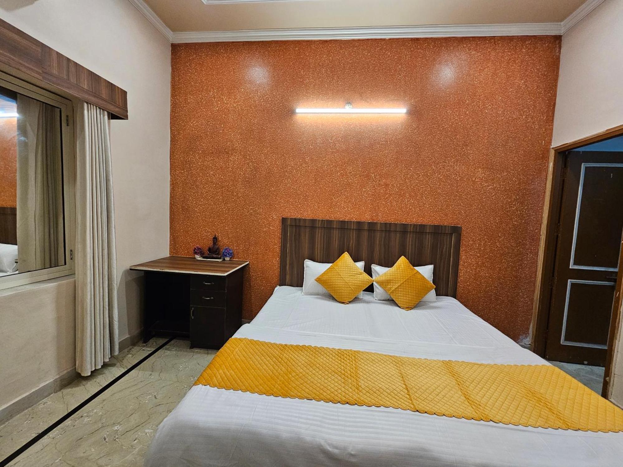 Krishna'S Land Hotel Vrindavan Exterior photo