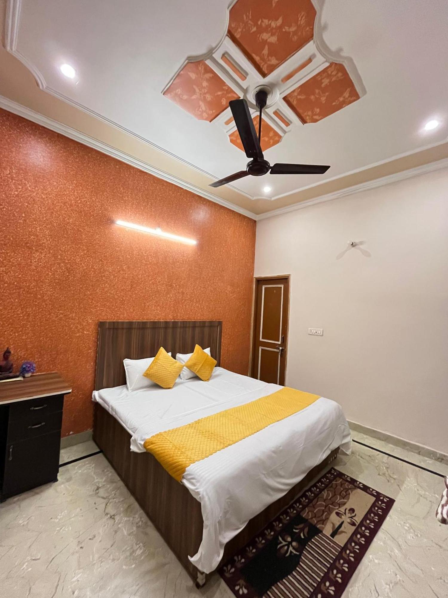 Krishna'S Land Hotel Vrindavan Exterior photo